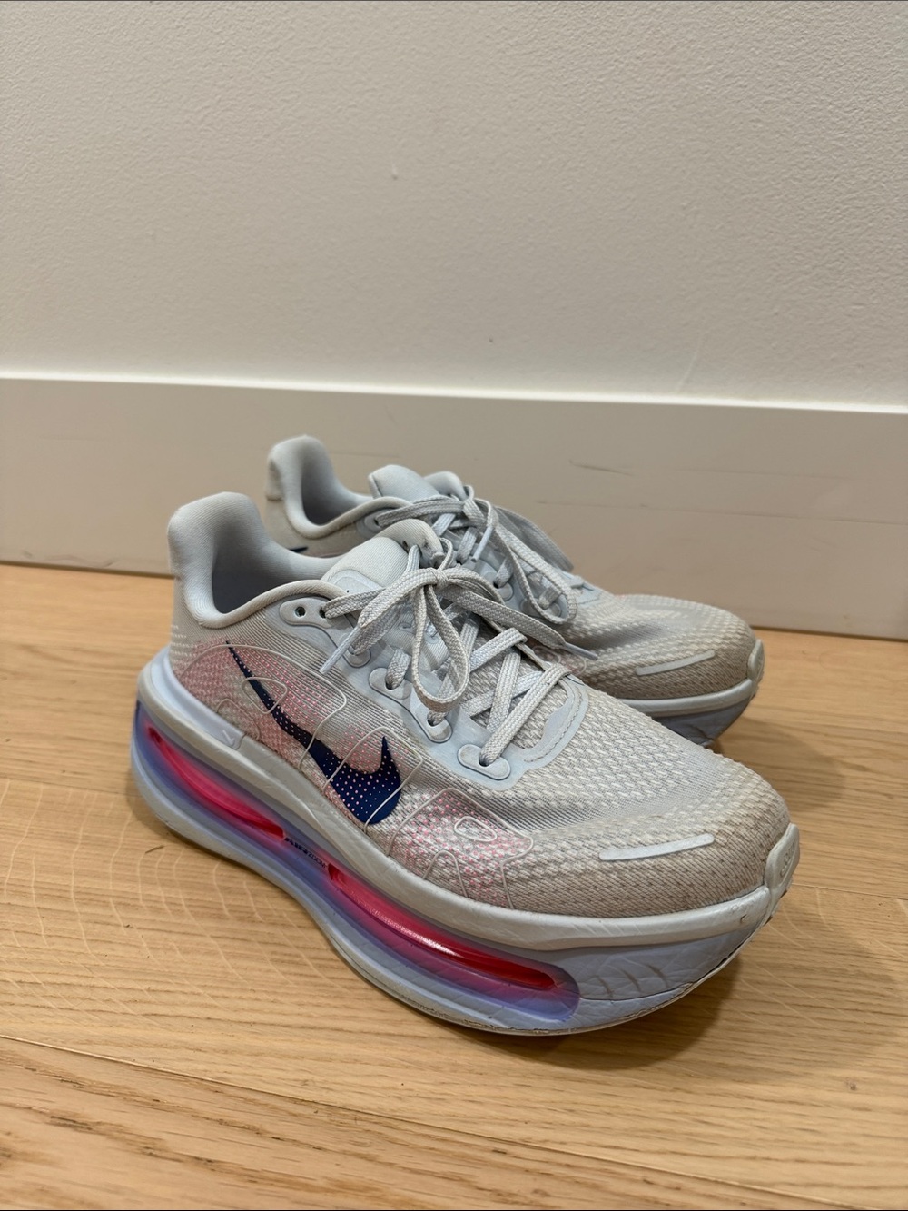 Nike Women's Vomero Premium - Light pink and blue